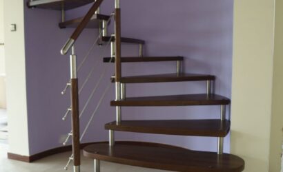 Schody bolcowe ze metalowymi balustradami