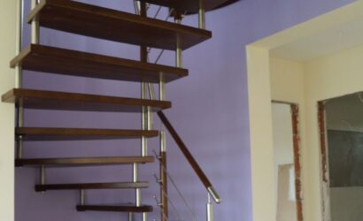 Schody bolcowe ze metalowymi balustradami