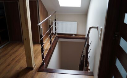 Schody bolcowe ze metalowymi balustradami