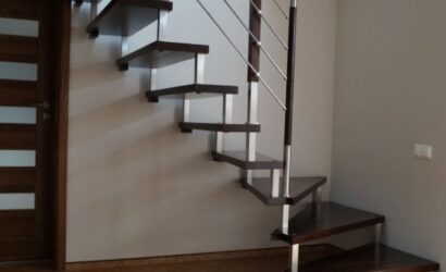 Schody bolcowe ze metalowymi balustradami