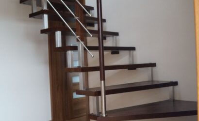 Schody bolcowe ze metalowymi balustradami