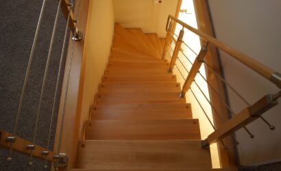 Schody bolcowe ze metalowymi balustradami
