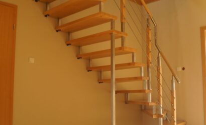 Schody bolcowe ze metalowymi balustradami