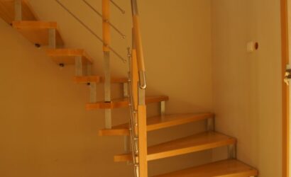 Schody bolcowe ze metalowymi balustradami