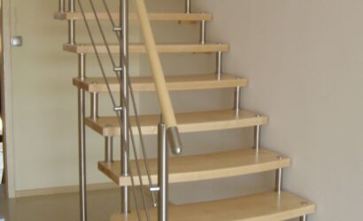 Schody bolcowe ze metalowymi balustradami