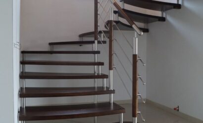 Schody bolcowe ze metalowymi balustradami