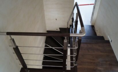 Schody bolcowe ze metalowymi balustradami