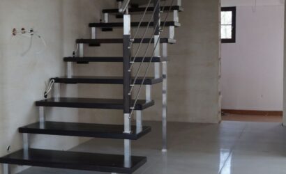 Schody bolcowe ze metalowymi balustradami