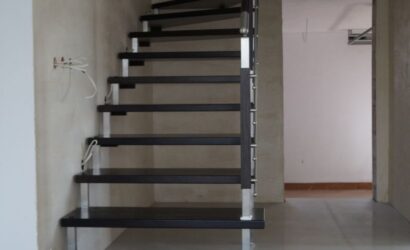 Schody bolcowe ze metalowymi balustradami