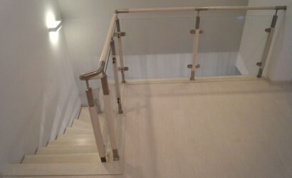 Schody bolcowe ze szklanymi balustradami