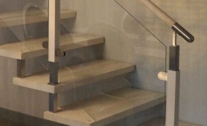 Schody bolcowe ze szklanymi balustradami