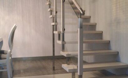 Schody bolcowe ze szklanymi balustradami