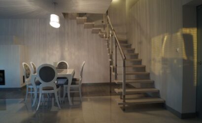 Schody bolcowe ze szklanymi balustradami