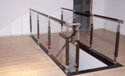 Schody bolcowe ze szklanymi balustradami