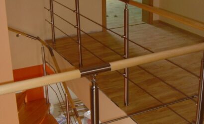 Schody bolcowe ze metalowymi balustradami