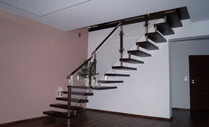 Schody bolcowe ze szklanymi balustradami