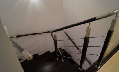 Schody bolcowe ze metalowymi balustradami