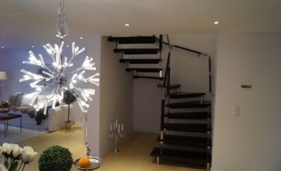 Schody bolcowe ze metalowymi balustradami