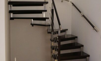 Schody bolcowe ze metalowymi balustradami