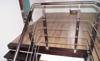 Schody bolcowe ze metalowymi balustradami