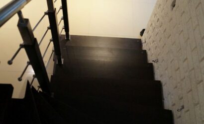 Schody bolcowe ze metalowymi balustradami