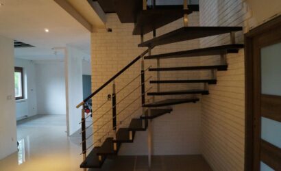 Schody bolcowe ze metalowymi balustradami