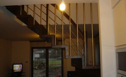 Schody dywanowe ze metalowymi balustradami