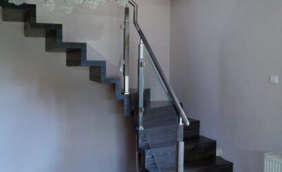 Schody dywanowe ze szklanymi balustradami