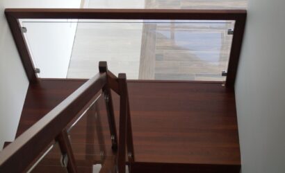 Schody dywanowe ze szklanymi balustradami