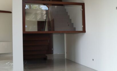 Schody dywanowe ze szklanymi balustradami