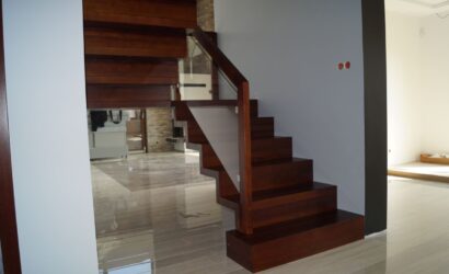 Schody dywanowe ze szklanymi balustradami