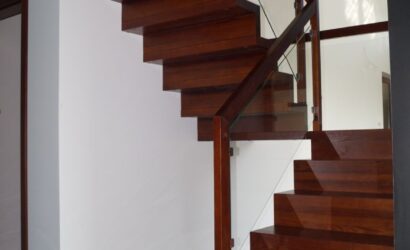 Schody dywanowe ze szklanymi balustradami