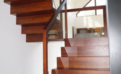 Schody dywanowe ze szklanymi balustradami