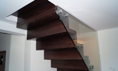 Schody dywanowe ze szklanymi balustradami