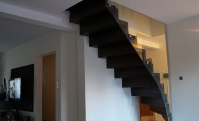 Schody dywanowe ze szklanymi balustradami