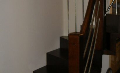 Schody dywanowe ze metalowymi balustradami