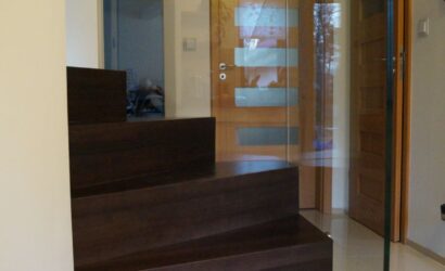 Schody dywanowe ze szklanymi balustradami