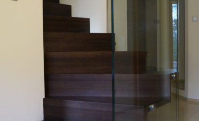 Schody dywanowe ze szklanymi balustradami