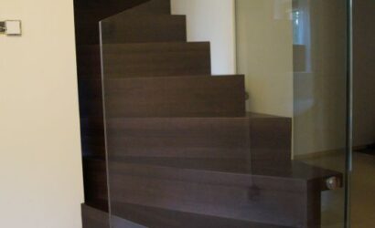 Schody dywanowe ze szklanymi balustradami