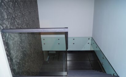 Schody dywanowe ze szklanymi balustradami