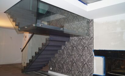 Schody dywanowe ze szklanymi balustradami