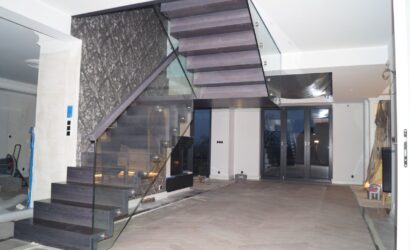 Schody dywanowe ze szklanymi balustradami