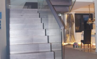 Schody dywanowe ze szklanymi balustradami