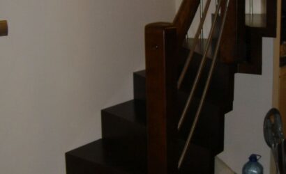 Schody dywanowe ze metalowymi balustradami