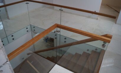 Schody dywanowe ze szklanymi balustradami