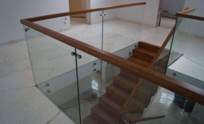 Schody dywanowe ze szklanymi balustradami