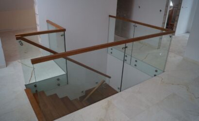 Schody dywanowe ze szklanymi balustradami