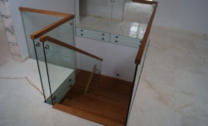 Schody dywanowe ze szklanymi balustradami