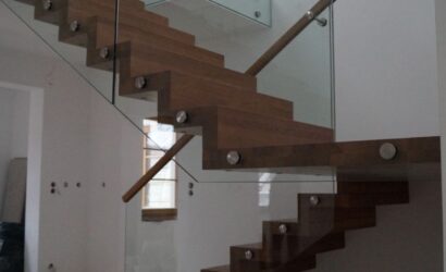 Schody dywanowe ze szklanymi balustradami