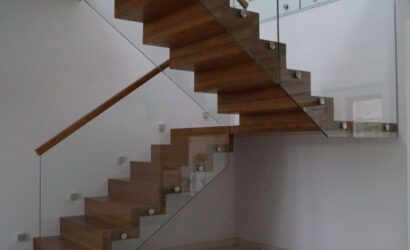 Schody dywanowe ze szklanymi balustradami